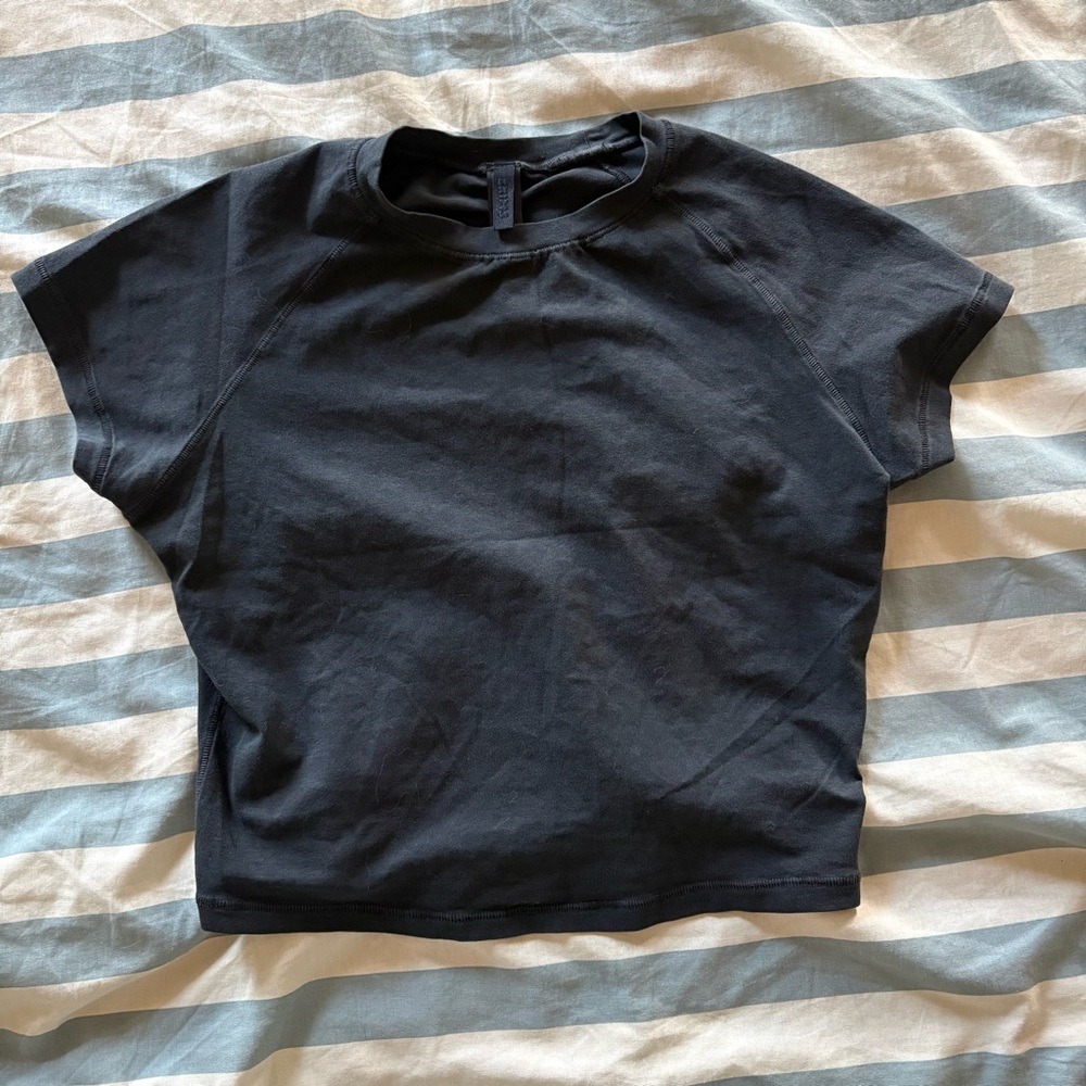 SKIMS Black / Charcoal Cropped Short Sleeve T Shirt Small